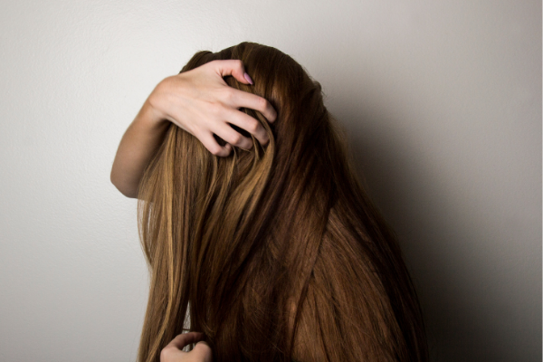 HAIR WITH DANDRUFF: the phenomenon, the causes and the remedies